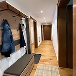 Uptown Jewel דירה